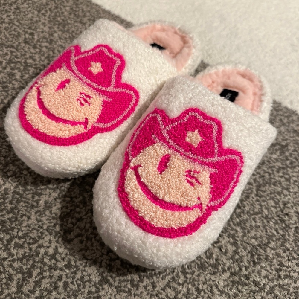 Joe Boxer Smiley Face Cowgirl Slippers in Size S (5-6) Pink